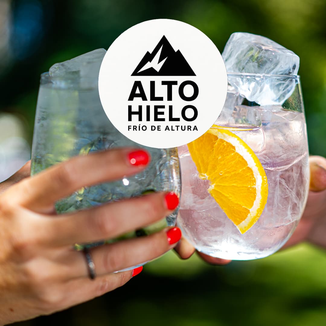 Brindis con tragos refrescados con hielo Alto Hielo